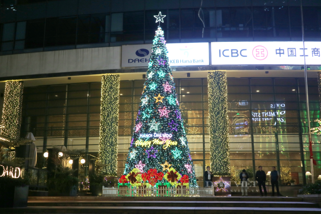 Thích mắt với những cây thông Noel &quot;khổng lồ&quot; tại các trung tâm thương mại ở Hà Nội - Ảnh 9.