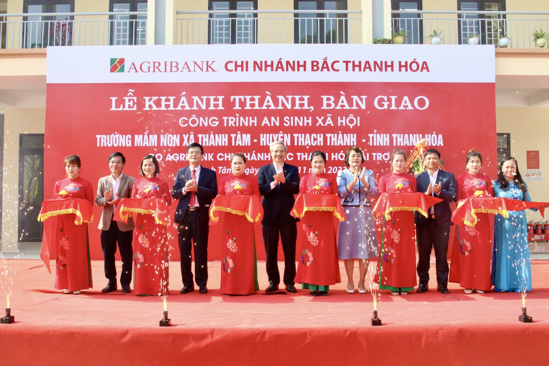 Đại diện lãnh đạo Agribank Bắc Thanh Hóa và chính quyền địa phương khánh thành công trình an sinh xã hội Trường Mầm non xã Thành Tâm do Agribank tài trợ.