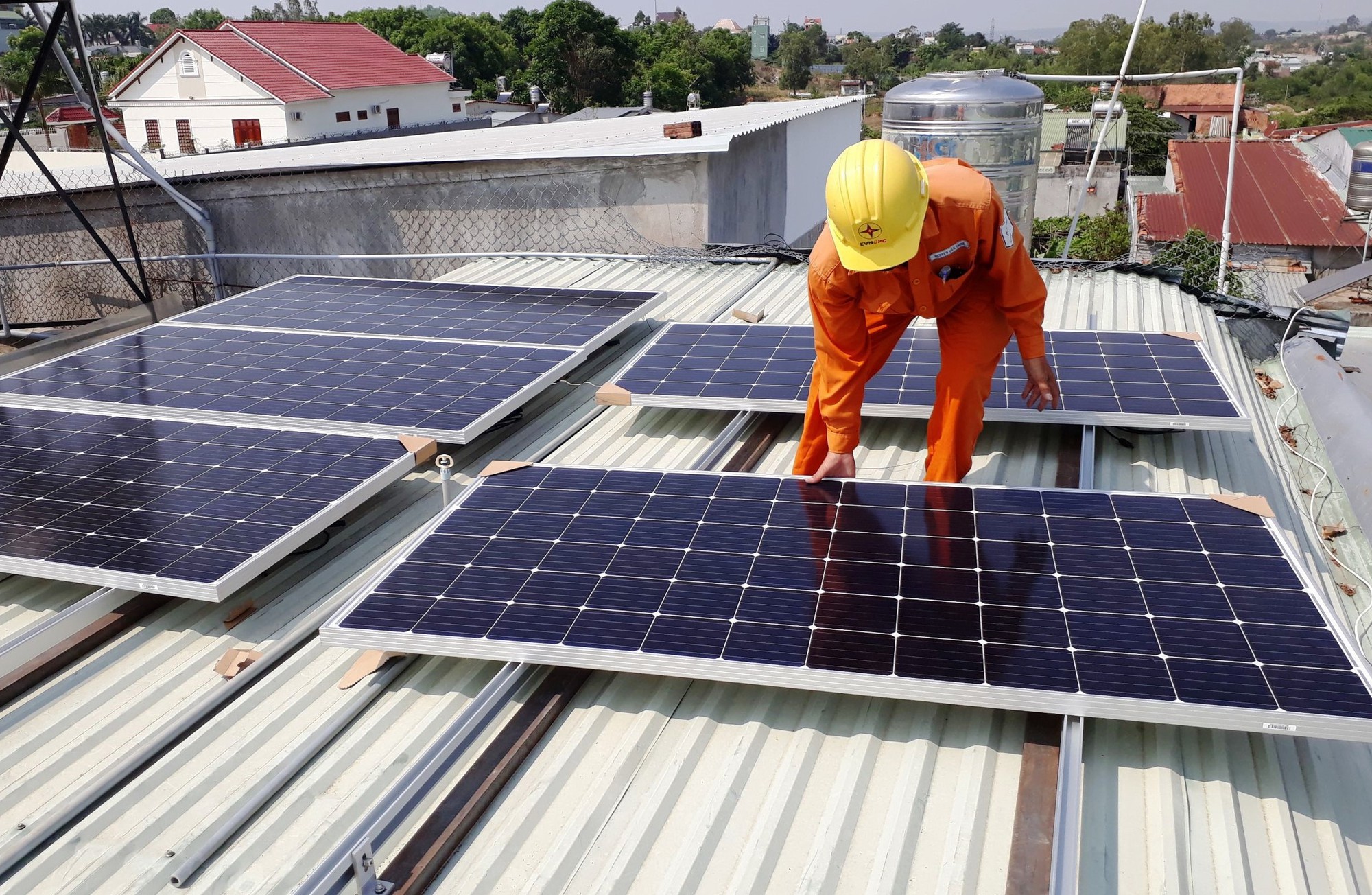 Bộ Công Thương phải chịu trách nhiệm về chậm trễ xây dựng cơ chế điện mặt trời mái nhà- Ảnh 1.