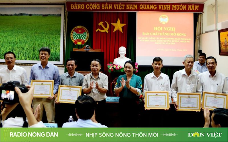 Các cá nhân có thành tích xuất sắc năm 2023 nhận Bằng khen. Ảnh: HC.