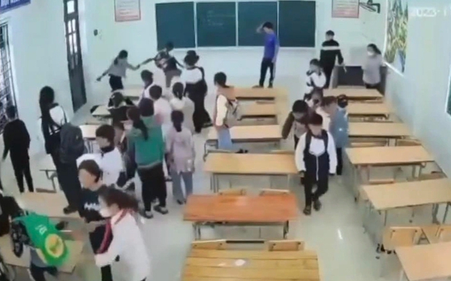 Vụ cô giáo ngất xỉu vì bị nhóm học sinh quây lại, ném dép vào người: Tạm đình chỉ công tác hiệu trưởng
