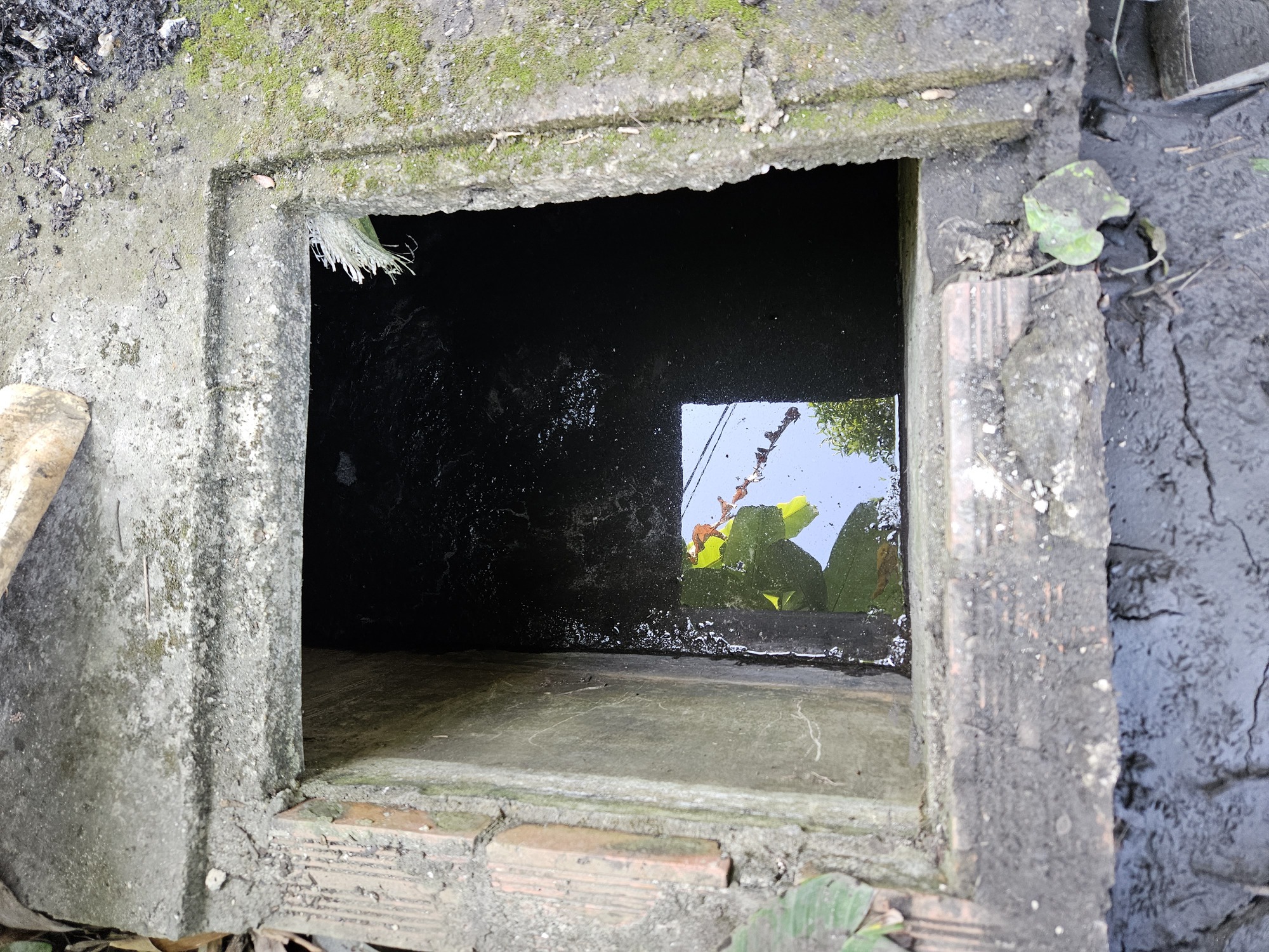 Cận cảnh bể phốt nhà vệ sinh nơi phát hiện bộ xương nữ giới ở Hải Phòng - Ảnh 2.