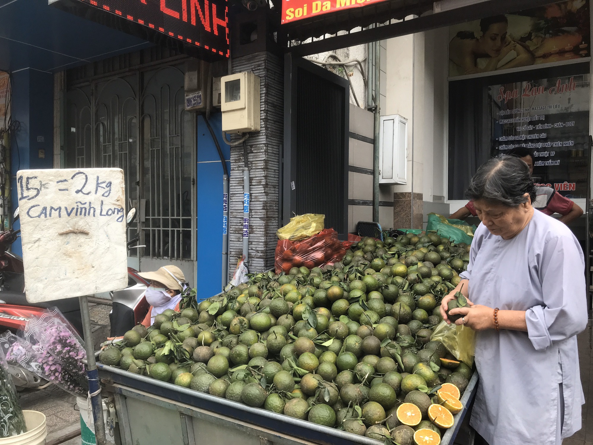 Cam sành miền Tây rớt giá thê thảm, bán lẻ chỉ còn 5.000 đồng/kg, người Sài Gòn thi nhau bán cam - Ảnh 1.