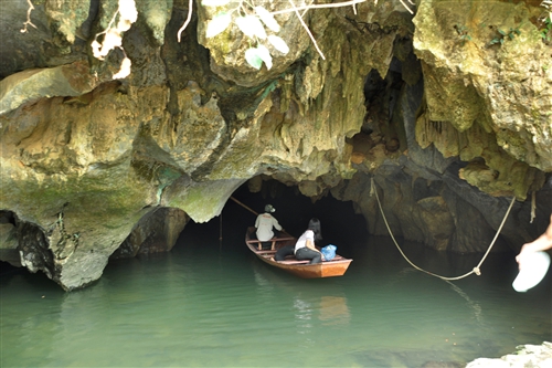 Cách Hà Nội 60km thôi, nơi này của Hà Nam có cái ao nước trong hang đá, có thú hoang dã, cò trắng bay - Ảnh 1.