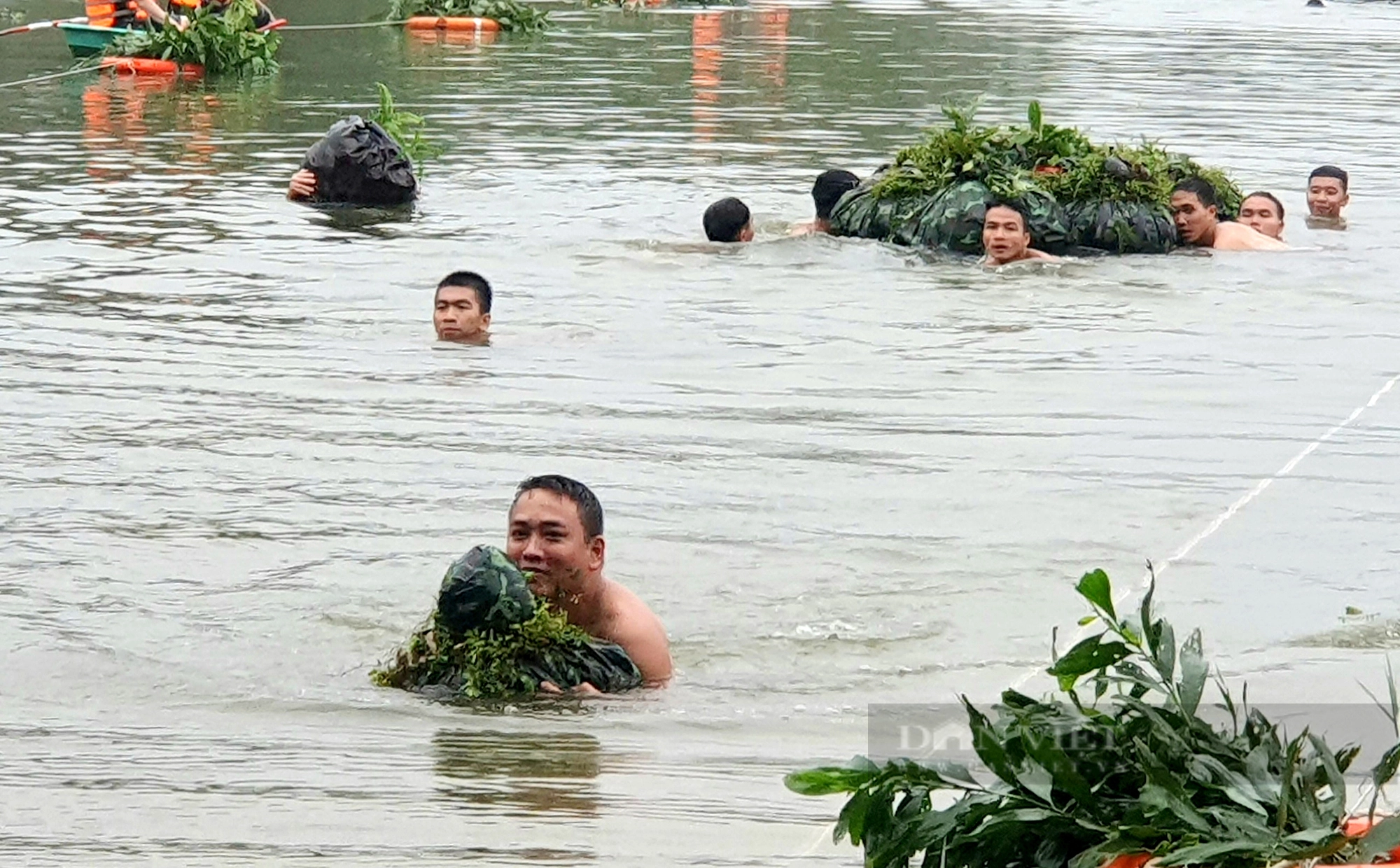 Xem Bộ đội Hà Tĩnh diễn tập bí mật vượt sông chiến đấu trong thời tiết mưa rét giá lạnh - Ảnh 2.