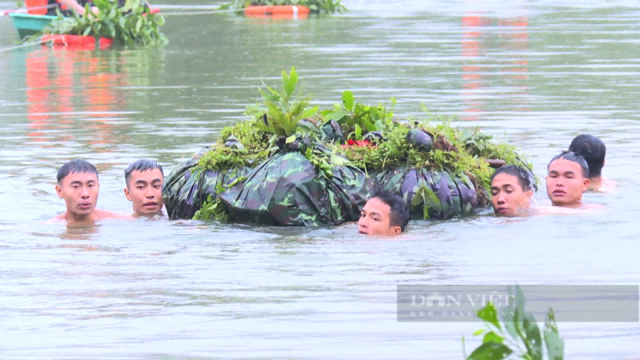 Xem Bộ đội Hà Tĩnh diễn tập bí mật vượt sông chiến đấu trong thời tiết mưa rét giá lạnh - Ảnh 4.