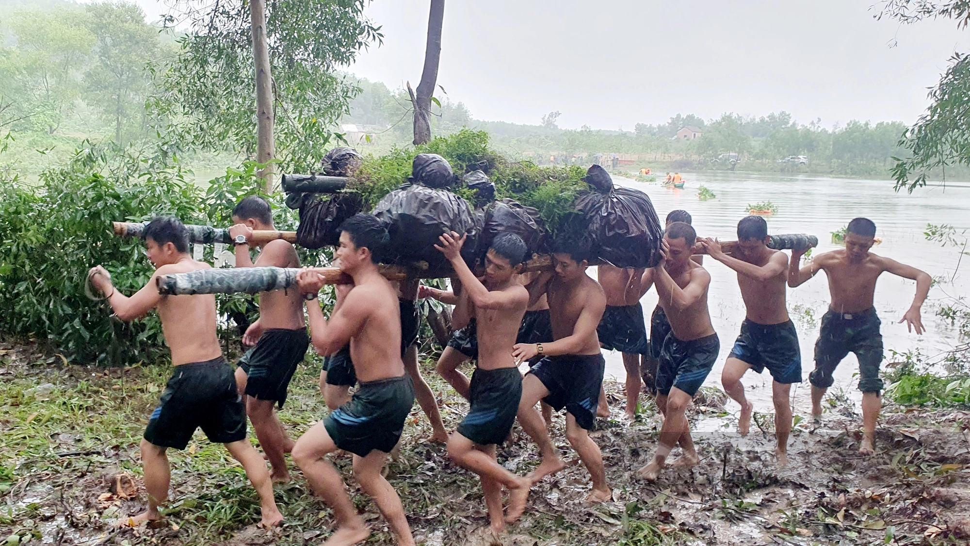 Xem Bộ đội Hà Tĩnh diễn tập bí mật vượt sông chiến đấu trong thời tiết mưa rét giá lạnh - Ảnh 14.