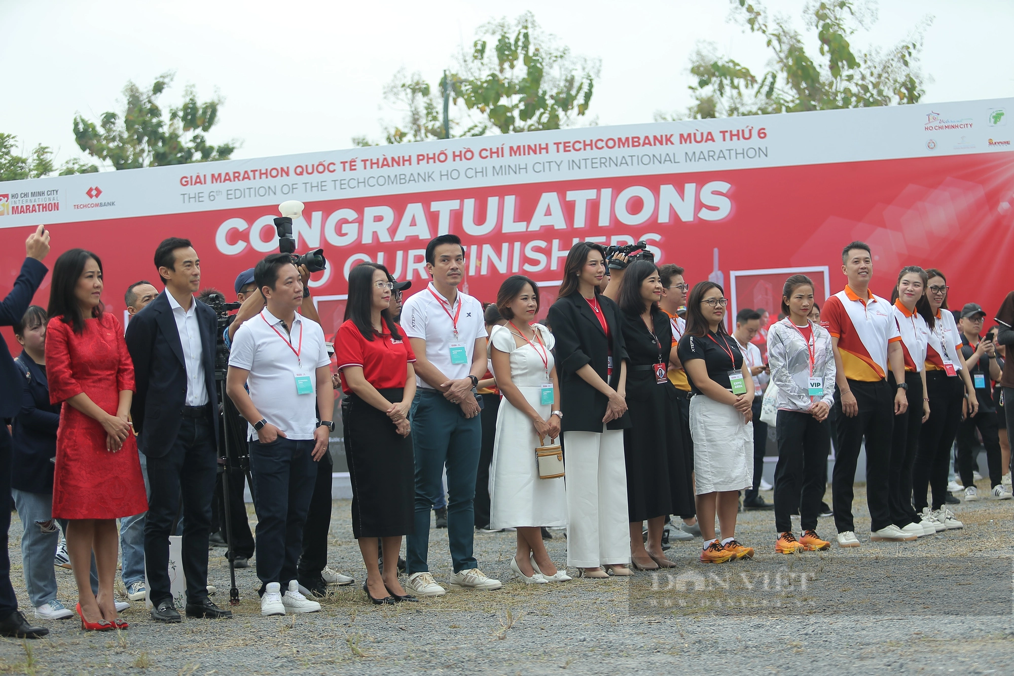 Hoa hậu Thuỳ Tiên, Nữ hoàng điền kinh Nguyễn Thị Oanh tranh tài ở Giải Marathon Quốc tế TP.HCM - Ảnh 2.