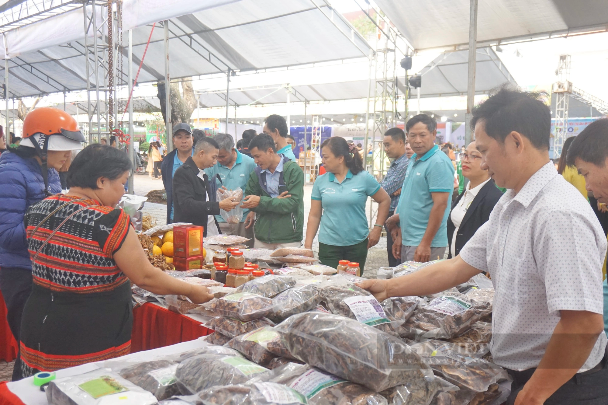 Đà Nẵng: Hàng chục gian hàng tham gia Phiên chợ nông sản và sản phẩm OCOP năm 2023 - Ảnh 3.