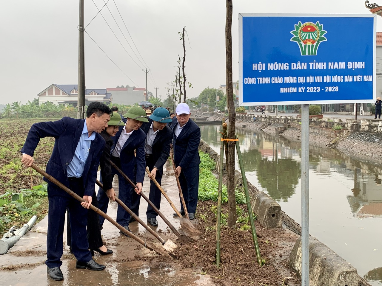 Hội Nông dân Việt Nam xây dựng mô hình “Thôn, xóm, sáng, xanh, sạch, đẹp an toàn” tại Hải Hậu, Nam Định - Ảnh 1.