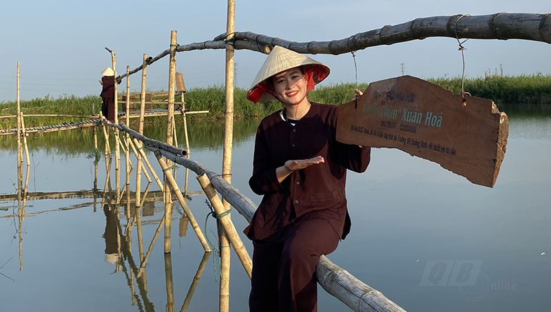 Ở một cái đầm nước nổi tiếng Quảng Bình, thấy xâu tôm tươi roi rói, đi cầu tre lắc lẻo như miền Tây - Ảnh 2.
