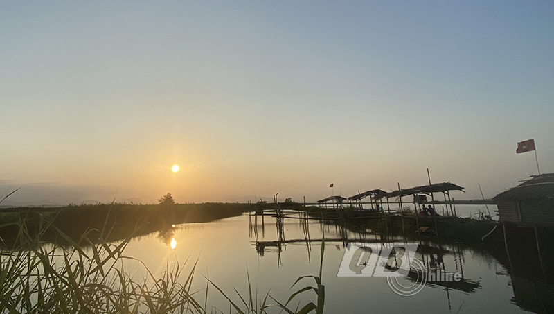 Ở một cái đầm nước nổi tiếng Quảng Bình, thấy xâu tôm tươi roi rói, đi cầu tre lắc lẻo như miền Tây - Ảnh 6.