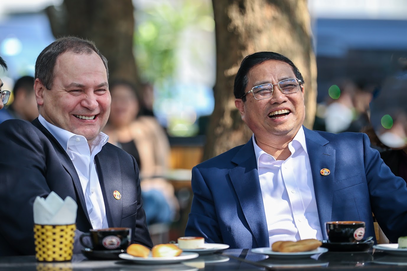 Hình ảnh báo chí 24h: Thủ tướng Phạm Minh Chính và Thủ tướng Belarus thưởng thức cà phê dưới chân Cột cờ Hà Nội - Ảnh 2.