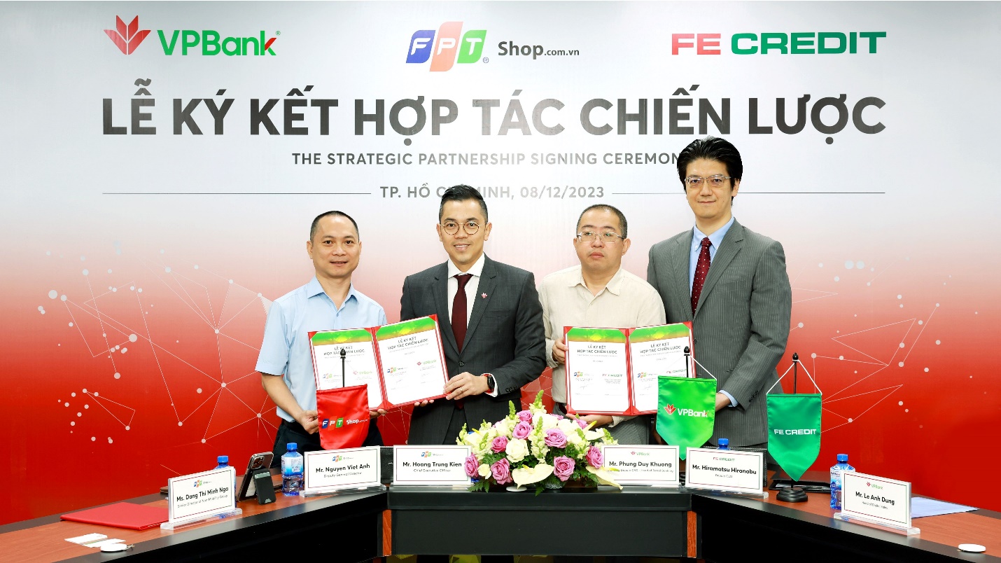 VPBank và  FE CREDIT hợp tác chiến lược FPT Shop hỗ trợ khách hàng mua sắm thiết bị điện tử - Ảnh 1.