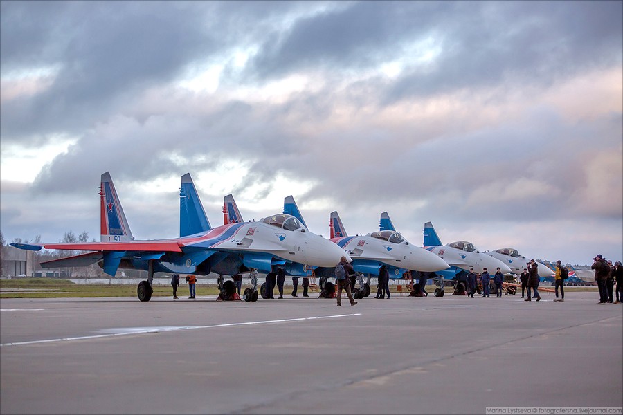 Bốn tiêm kích Su-35 hộ tống chuyên cơ Tổng thống Nga Putin tới UAE mang ý nghĩa gì? - Ảnh 10.