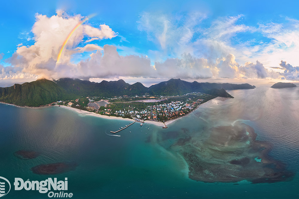 Cận cảnh hòn đảo to lớn nhất Bà Rịa-Vũng Tàu, đẹp lạ nhìn từ trên cao xuống biển - Ảnh 1.