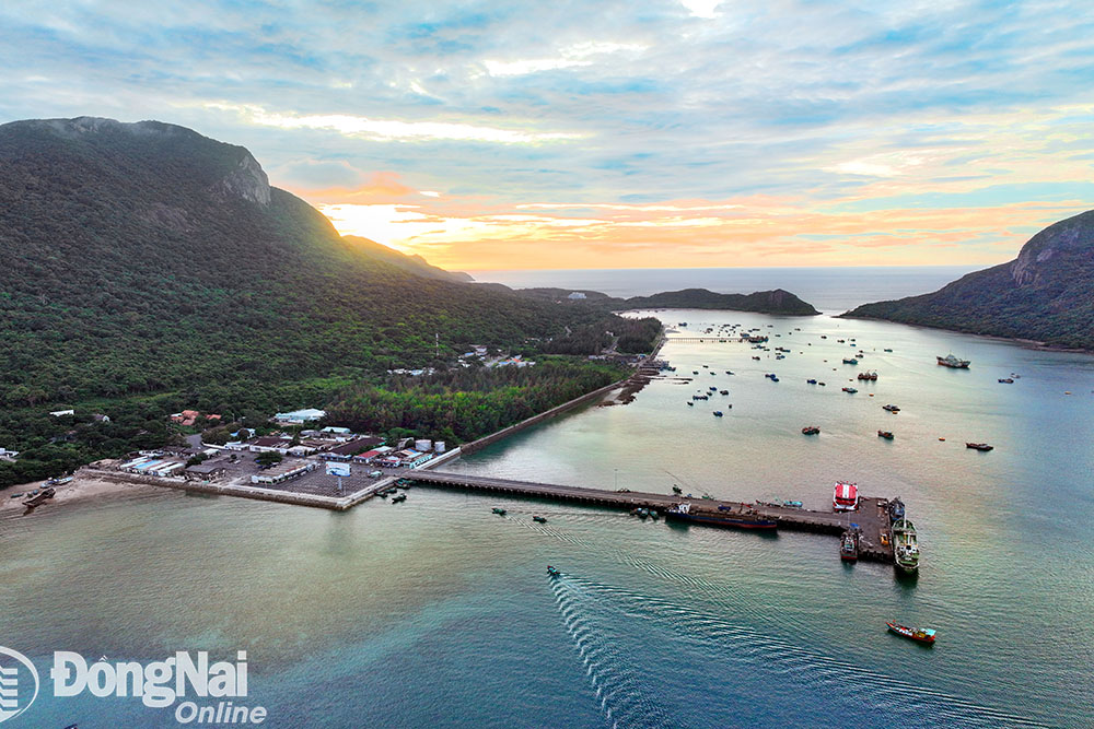 Cận cảnh hòn đảo to lớn nhất Bà Rịa-Vũng Tàu, đẹp lạ nhìn từ trên cao xuống biển - Ảnh 3.
