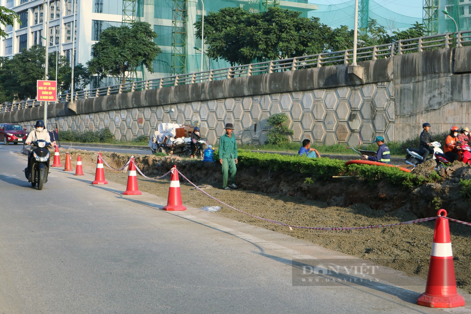 Hà Nội xén dải phân cách mở rộng không gian nhiều tuyến đường  - Ảnh 1.