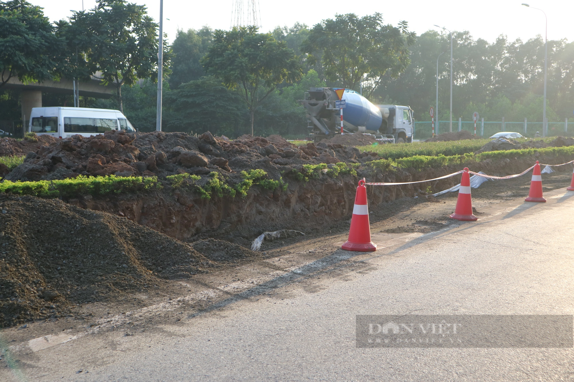 Hà Nội xén dải phân cách mở rộng không gian nhiều tuyến đường  - Ảnh 2.