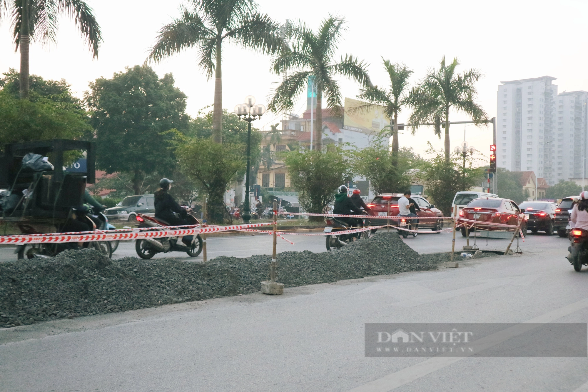 Hà Nội xén dải phân cách mở rộng không gian nhiều tuyến đường  - Ảnh 8.