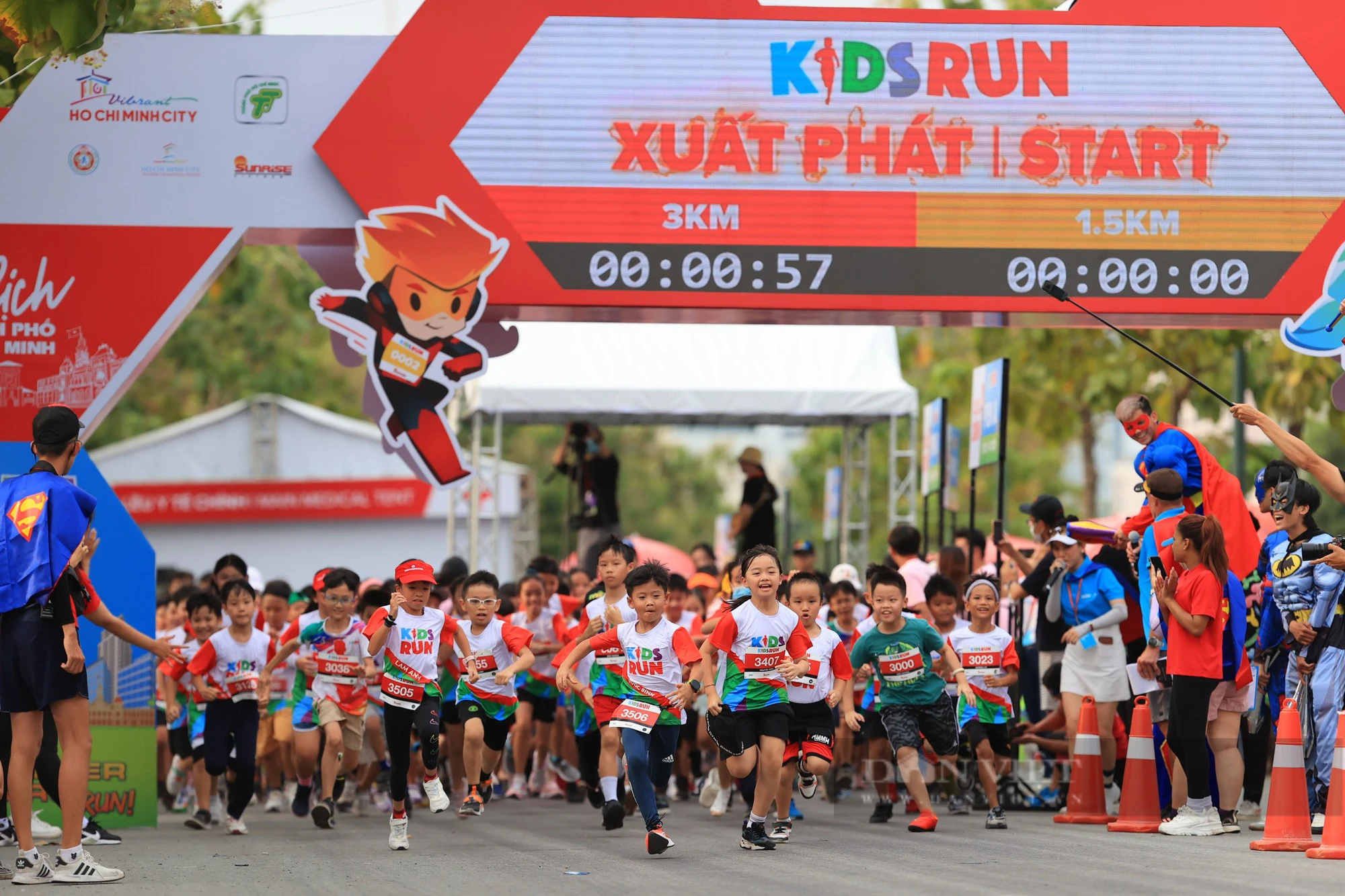 Hơn 1.000 vận động viên nhí tham gia giải chạy Kids Run - Ảnh 1.