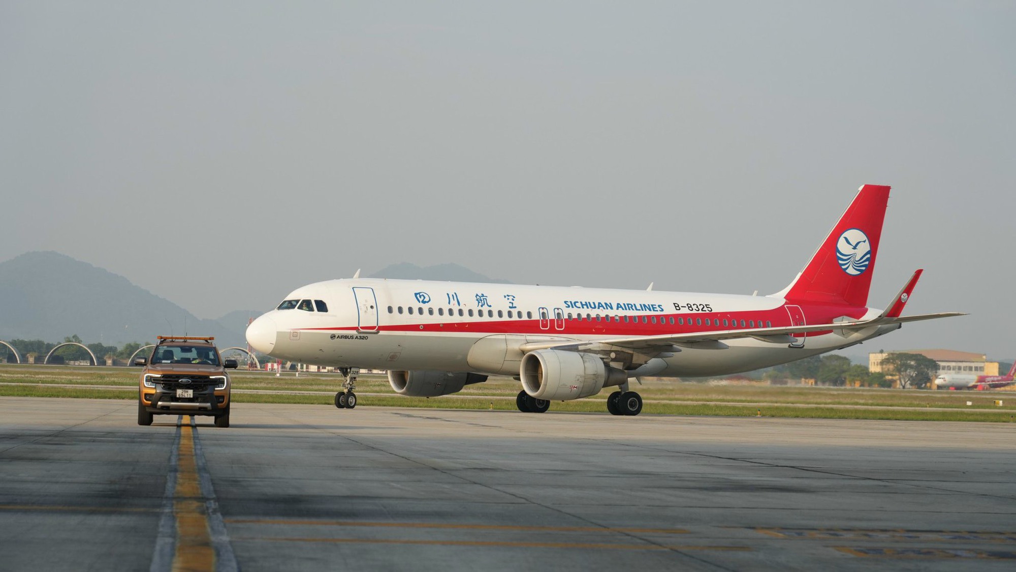 Sichuan Airlines (Trung Quốc) mở đường bay tới sân bay Nội Bài - Ảnh 1.