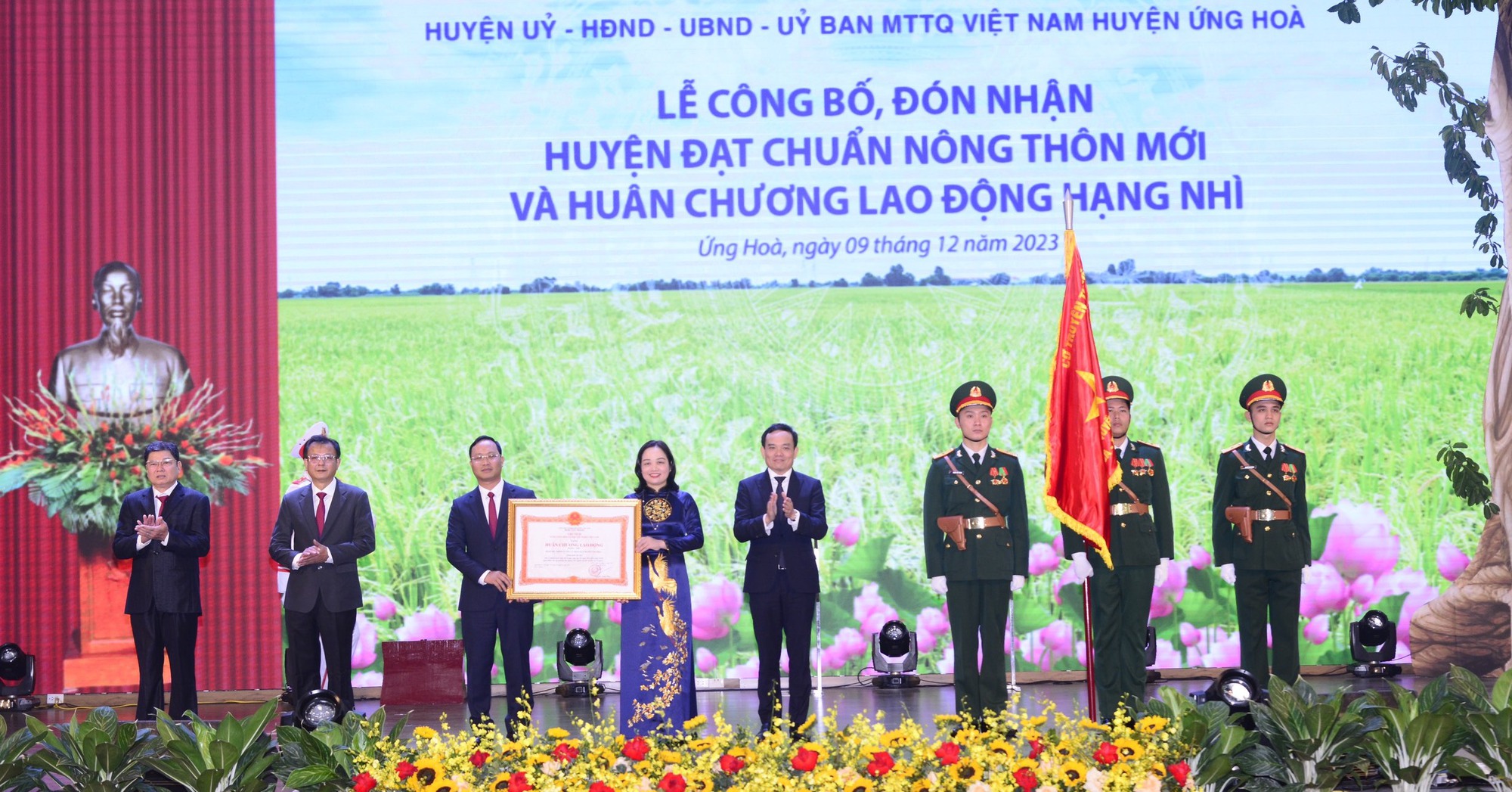 Phó Thủ tướng Chính phủ Trần Lưu Quang dự lễ công bố huyện Ứng Hòa đón nhận huyện nông thôn mới - Ảnh 1.