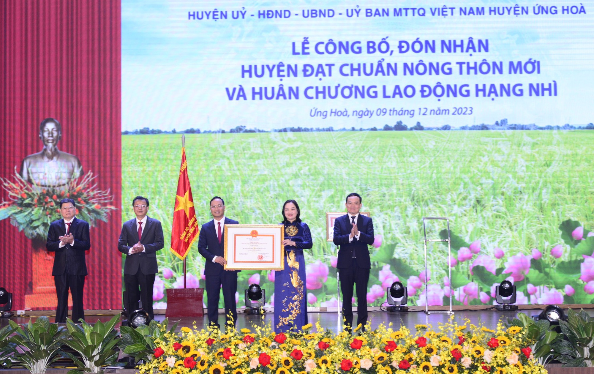 Phó Thủ tướng Chính phủ Trần Lưu Quang dự lễ công bố huyện Ứng Hòa đón nhận huyện nông thôn mới - Ảnh 2.
