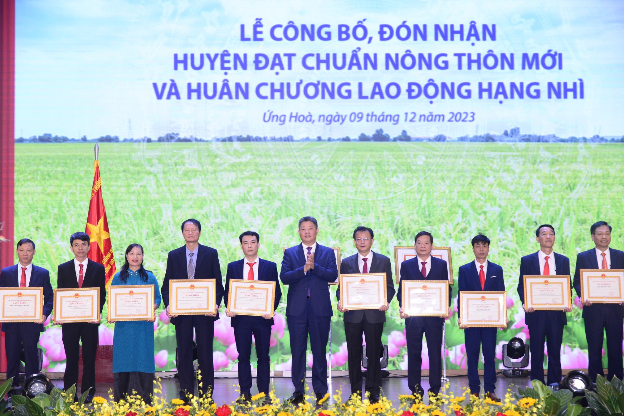Phó Thủ tướng Chính phủ Trần Lưu Quang dự lễ công bố huyện Ứng Hòa đón nhận huyện nông thôn mới - Ảnh 4.