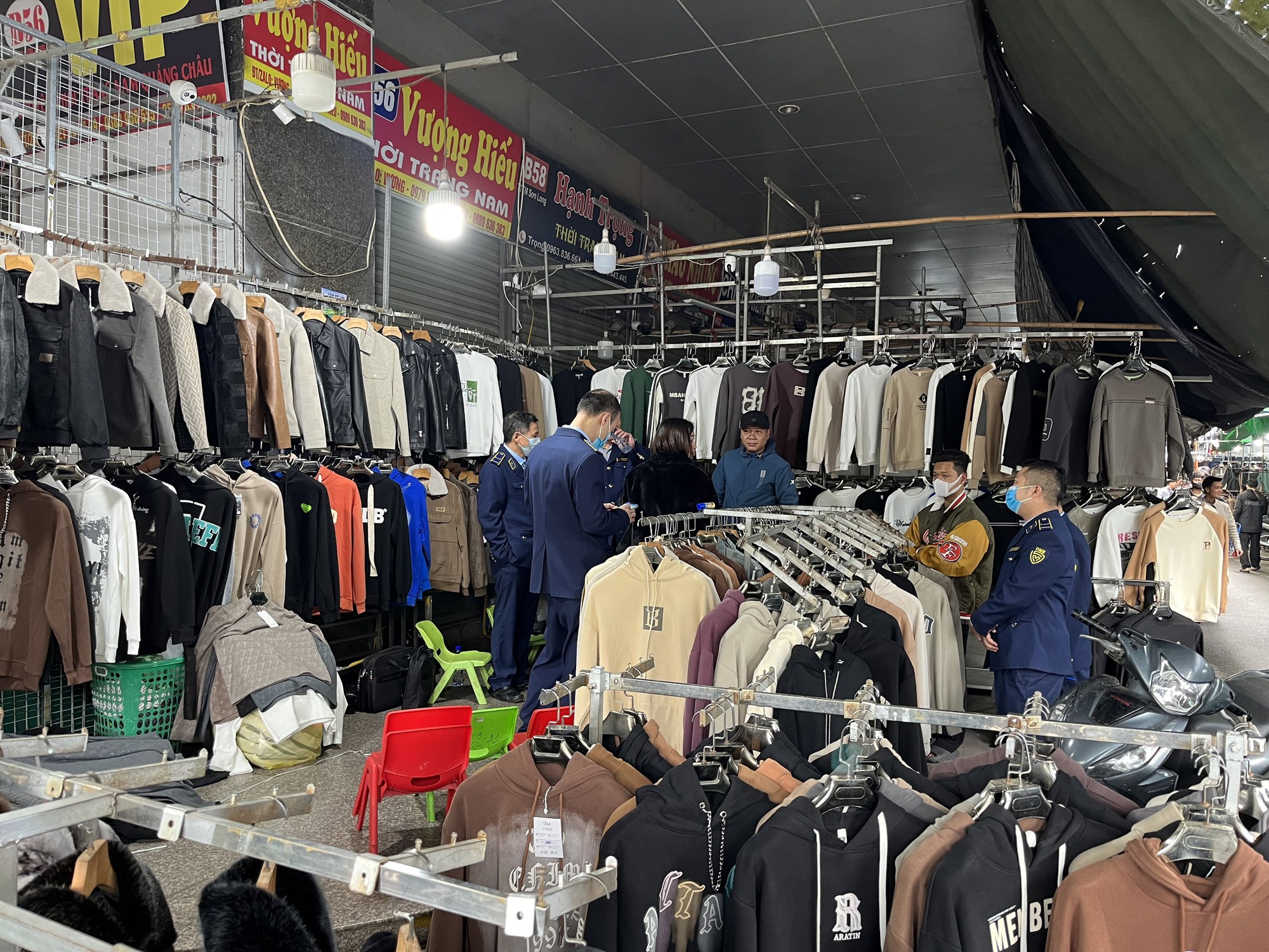 Quản lý thị trường mạnh tay truy quét hàng nhái tại chợ Ninh Hiệp - Ảnh 2.