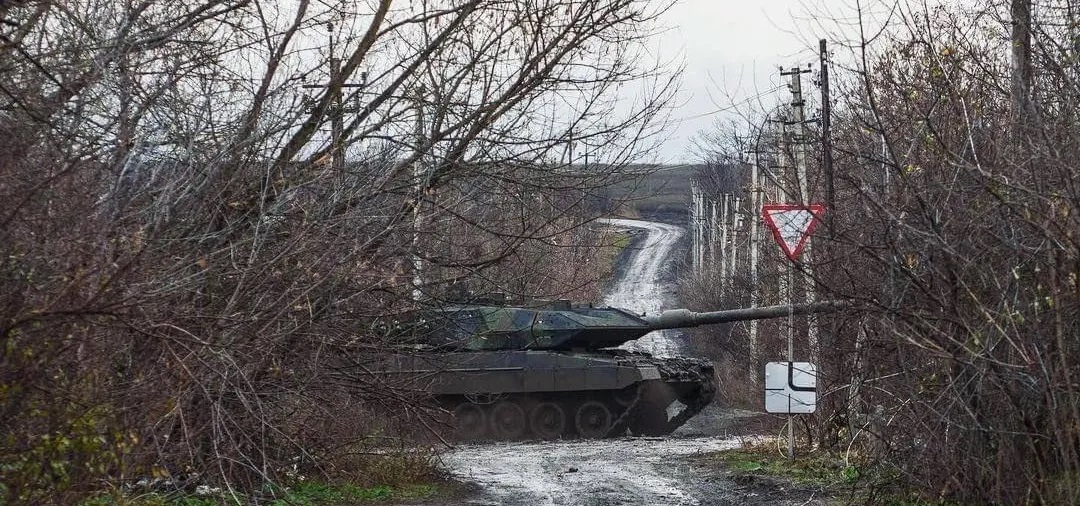Nga tấn công Avdiivka bằng bộ binh, Ukraine xua xe tăng săn đuổi khiến lính Nga tháo chạy tán loạn - Ảnh 1.