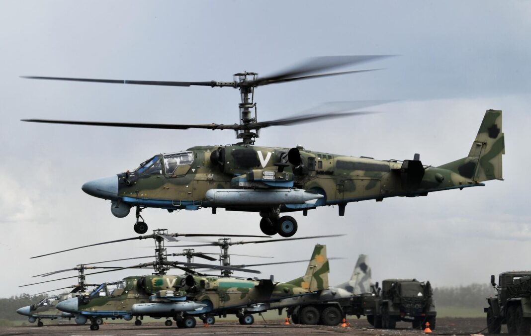 Bất ngờ lý do trực thăng quân sự Nga ẩn nấp trên bãi biển Crimea - Ảnh 1.