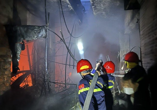 TT-Huế: Thông qua nghị quyết trợ giúp hàng trăm tiểu thương bị thiệt hại do cháy chợ Khe Tre  - Ảnh 1.