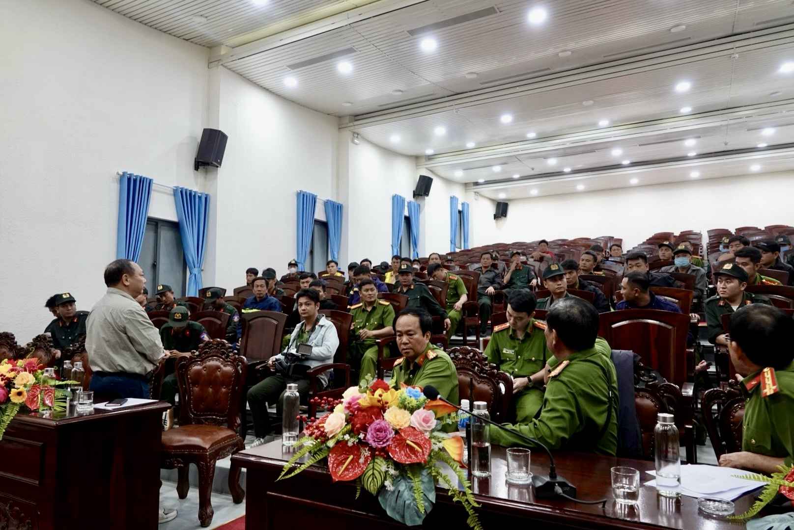 Nửa đêm hàng trăm chiến sỹ Công an vây bắt nhóm người khai thác vàng trái phép trong rừng sâu  - Ảnh 2.