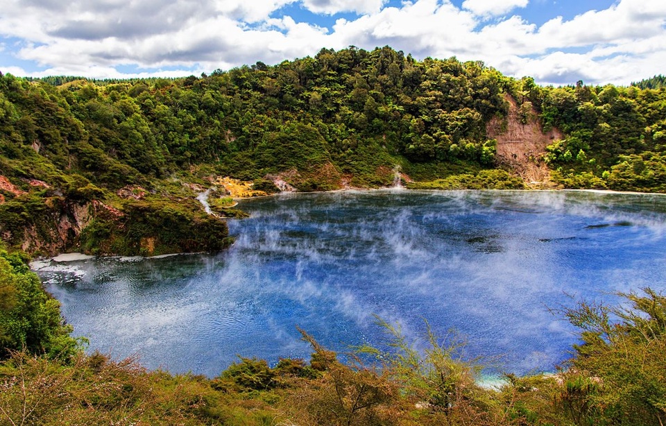 Cận cảnh suối nước nóng lớn nhất thế giới trông như một miệng núi lửa - Ảnh 1.