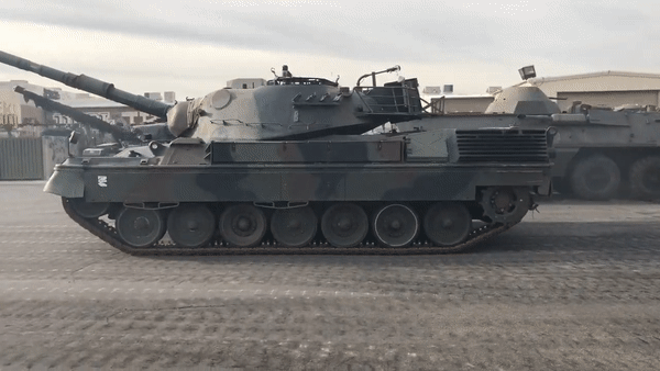 Vì sao Mỹ chế tạo xe tăng M60 cao nhất thế giới bất chấp việc dễ bị bắn hạ? - Ảnh 13.
