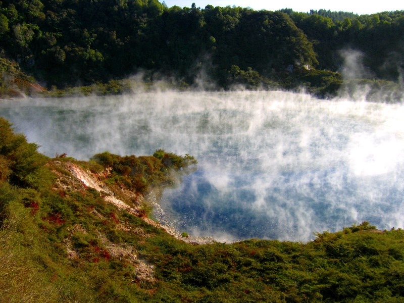 Cận cảnh suối nước nóng lớn nhất thế giới trông như một miệng núi lửa - Ảnh 4.
