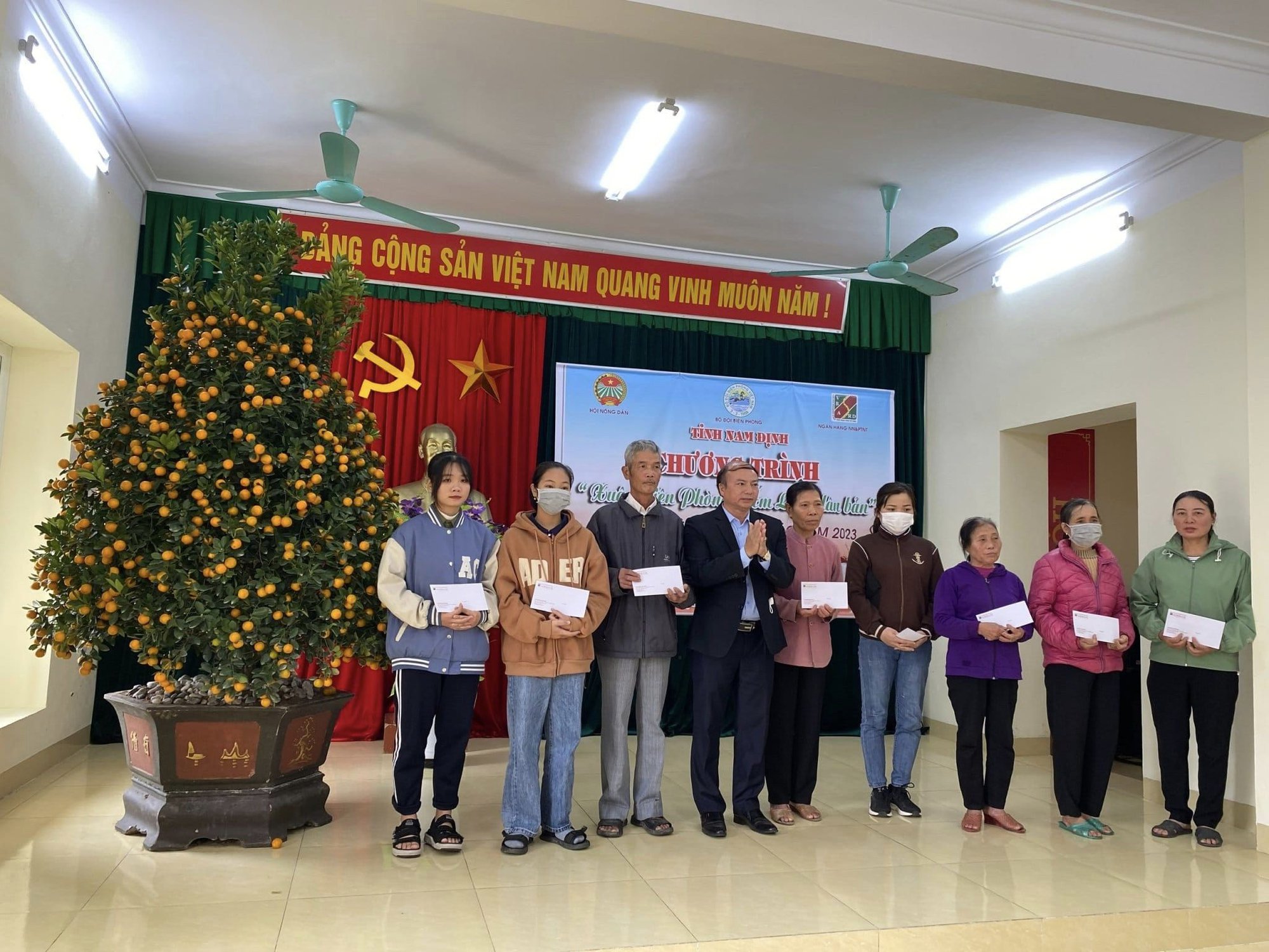 Hội Nông dân Nam Định trao tặng hơn 1.700 suất quà Tết cho nông dân nghèo - Ảnh 2.