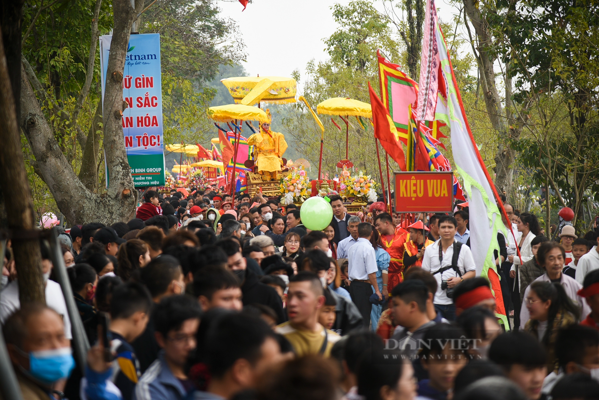 Cận cảnh lễ rước &quot;vua sống&quot; độc đáo tại Hà Nội thu hút hàng nghìn người đến xem - Ảnh 3.