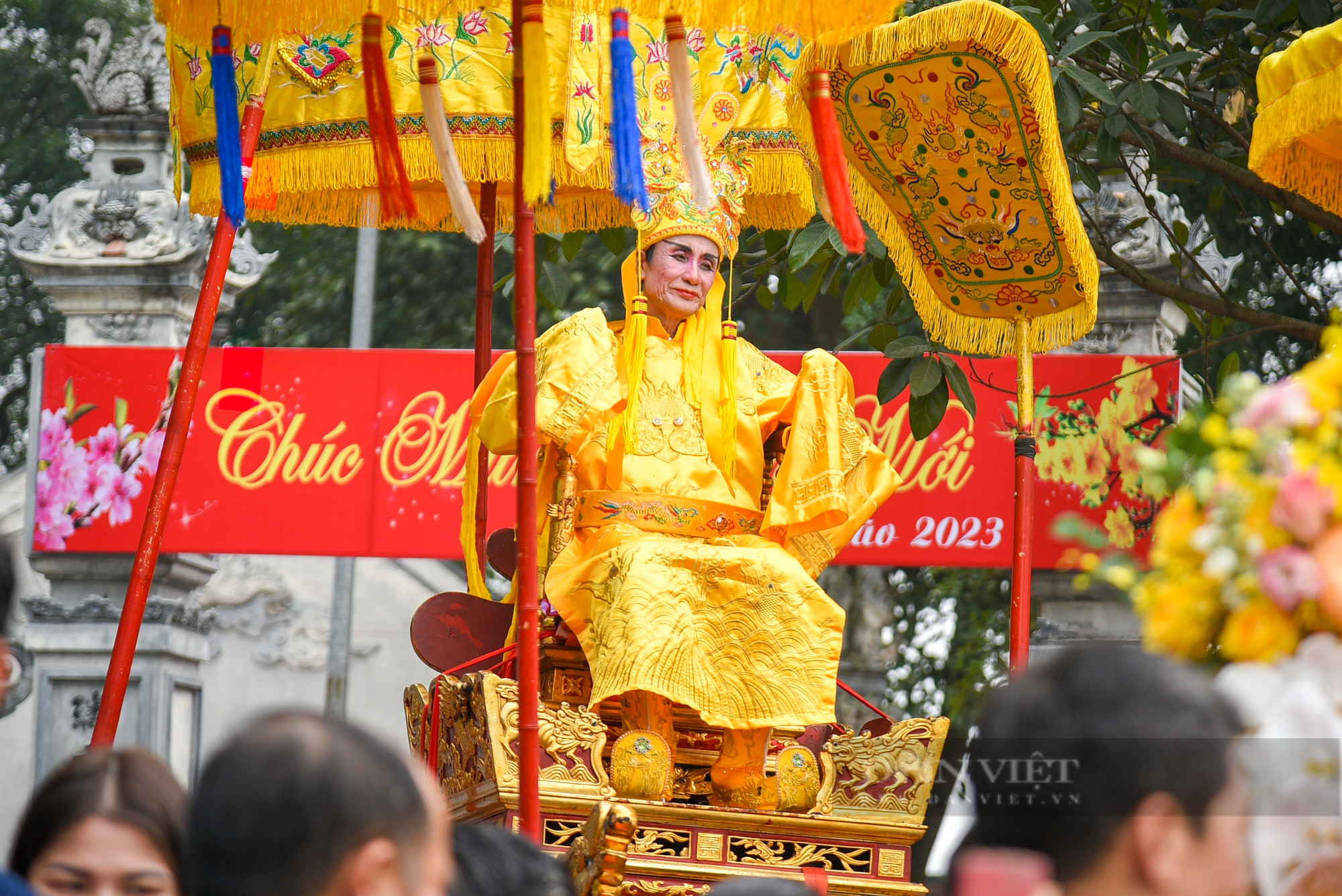 Cận cảnh lễ rước &quot;vua sống&quot; độc đáo tại Hà Nội thu hút hàng nghìn người đến xem - Ảnh 6.