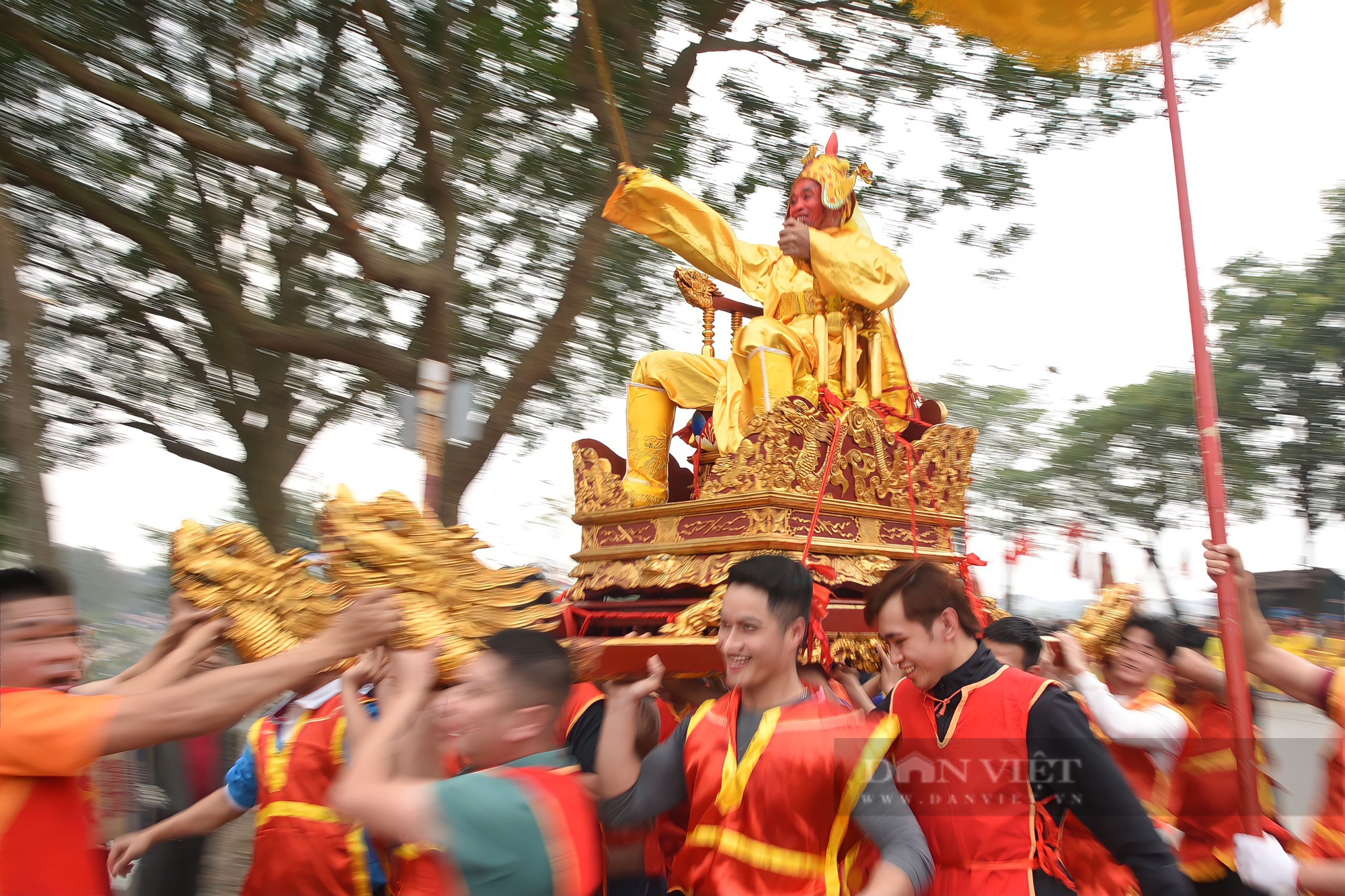 Cận cảnh lễ rước &quot;vua sống&quot; độc đáo tại Hà Nội thu hút hàng nghìn người đến xem - Ảnh 9.