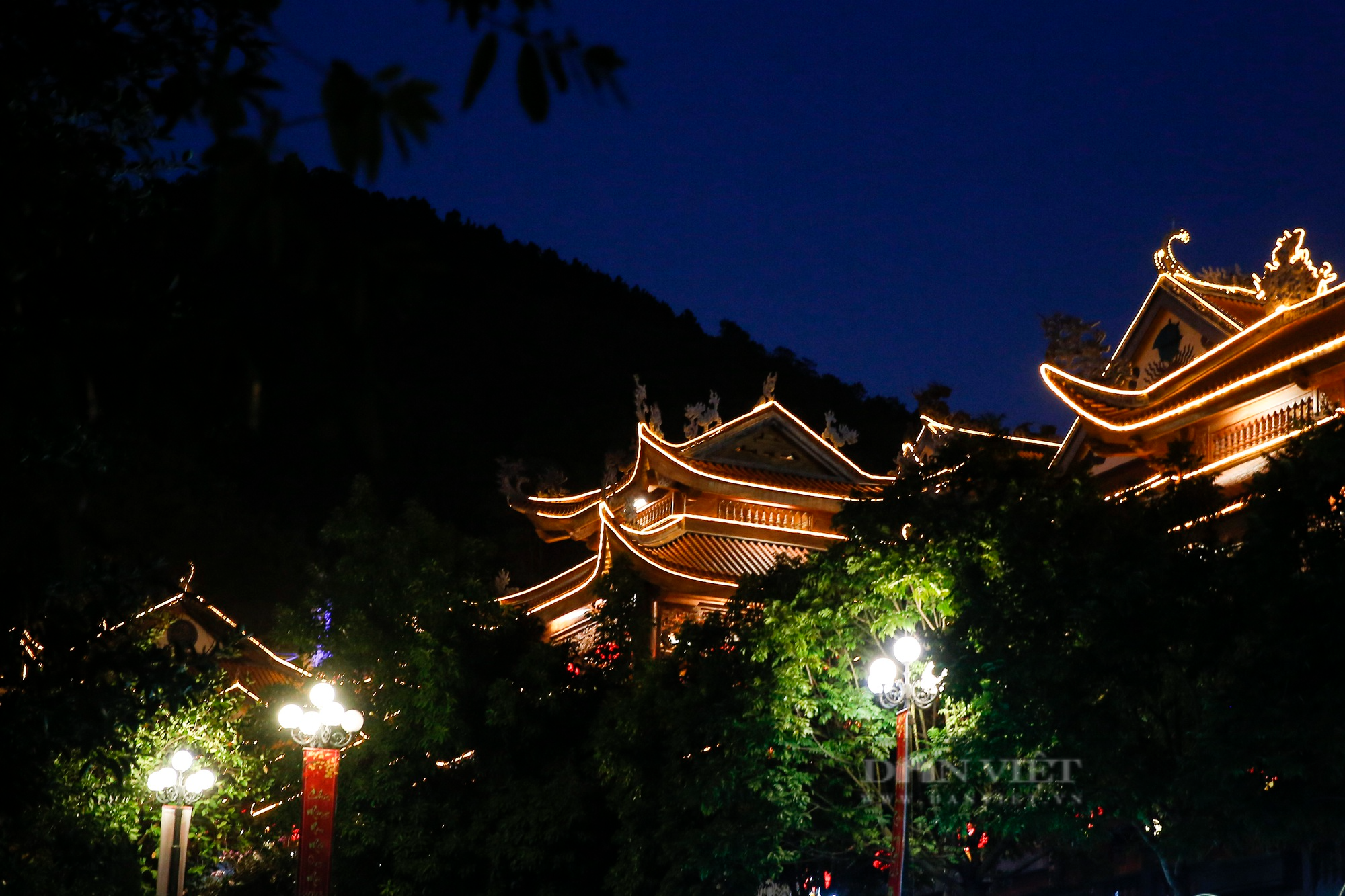 Chùa Ba Vàng rực sáng trong đêm, thu hút du khách tới hành lễ - Ảnh 7.