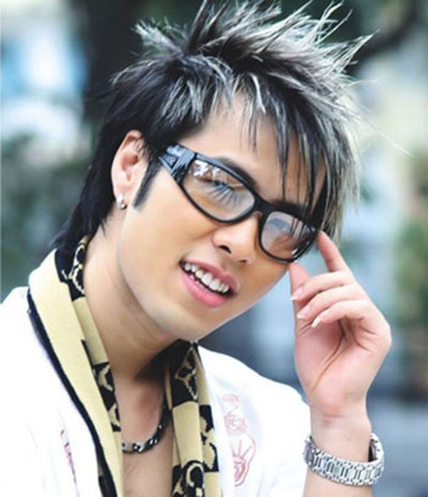 Phong cách lạ của ca sĩ Akira Phan thời điểm hiện tại: trang điểm mạnh tay, gu thời trang sặc sỡ - Ảnh 9.