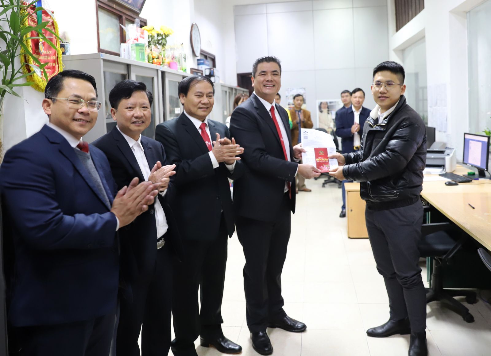 Phú Thọ: Một công ty phân bón mở hàng hơn 2.000 tấn sản phẩm, báo lãi cao nhất 4 năm qua - Ảnh 2.
