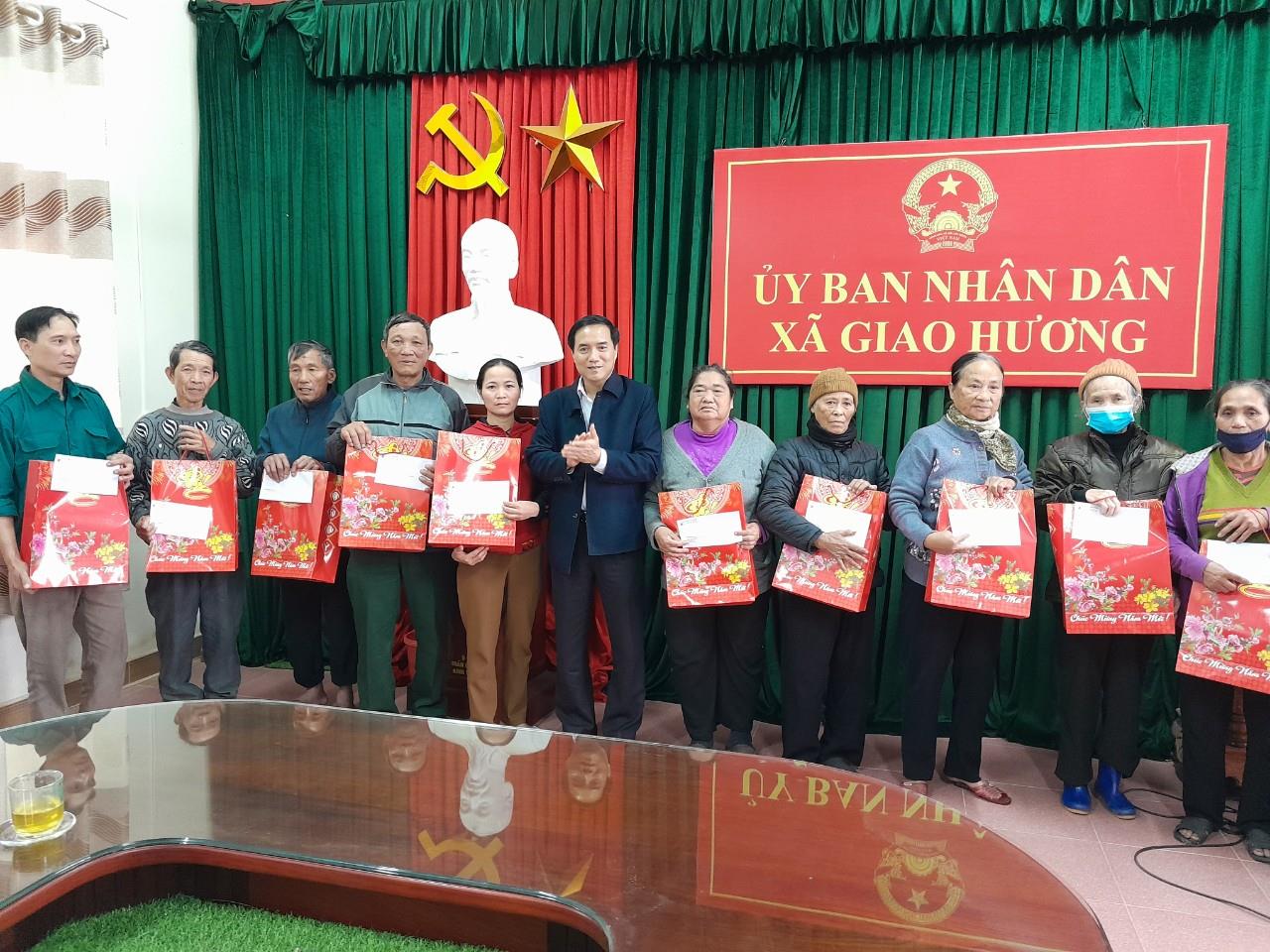 Hội Nông dân Nam Định trao tặng hơn 1.700 suất quà Tết cho nông dân nghèo - Ảnh 1.
