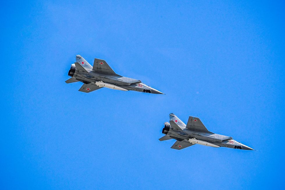Máy bay đánh chặn siêu thanh MiG-31 của Nga có thể mang theo tên lửa siêu thanh Kinzhal, loại tên lửa có thể chạy nhanh hơn và cơ động hơn mọi hệ thống phòng không đã biết.
