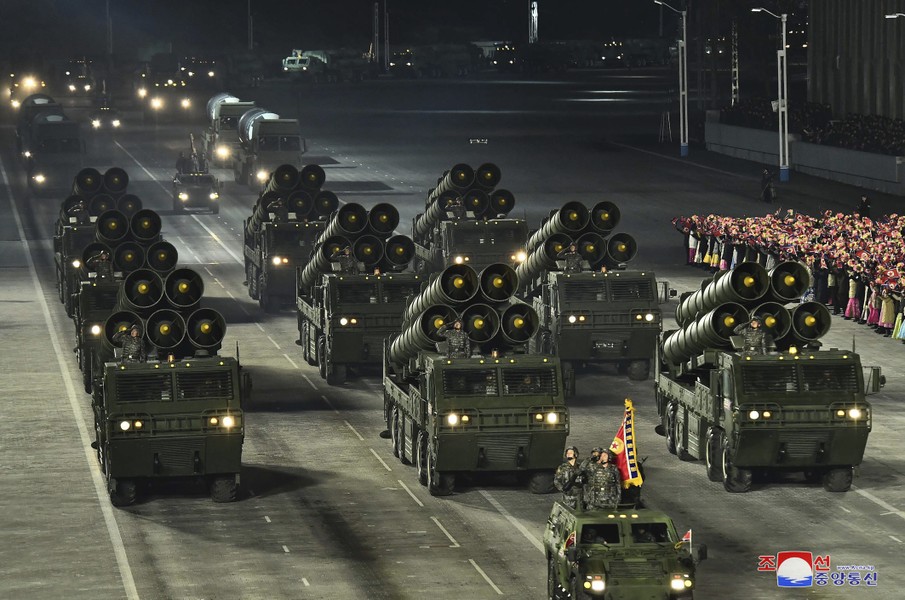 Quân đội Triều Tiên nhận hàng loạt pháo phản lực lớn nhất thế giới KN-25 - Ảnh 1.