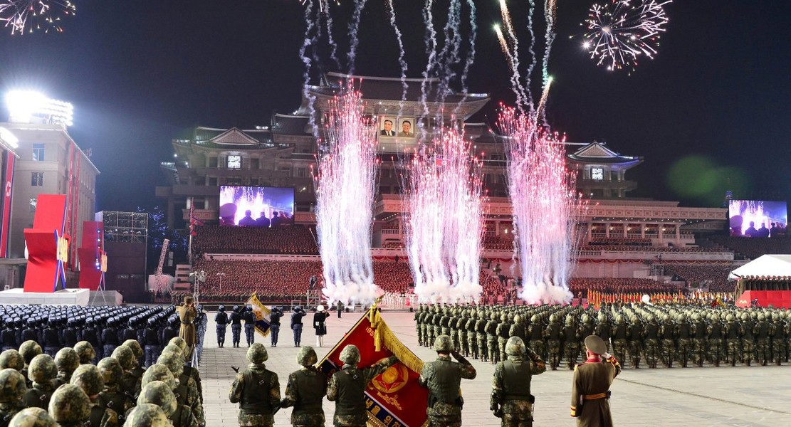 &quot;Tên lửa quái vật&quot; Hwasong-17 xuất hiện tại lễ duyệt binh trong đêm của Triều Tiên - Ảnh 1.