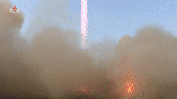 &quot;Tên lửa quái vật&quot; Hwasong-17 xuất hiện tại lễ duyệt binh trong đêm của Triều Tiên - Ảnh 10.