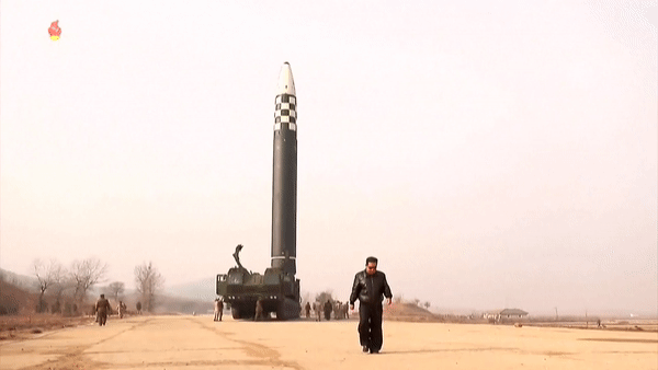 &quot;Tên lửa quái vật&quot; Hwasong-17 xuất hiện tại lễ duyệt binh trong đêm của Triều Tiên - Ảnh 11.